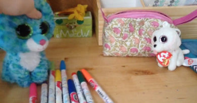 Leona uses fabric markers on Pippie