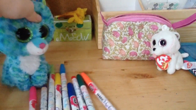 Leona uses fabric markers on Pippie